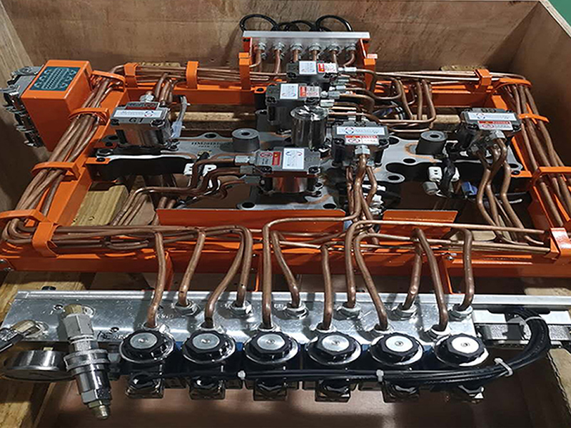 One out six integral oil pressure needle valve hot runner system